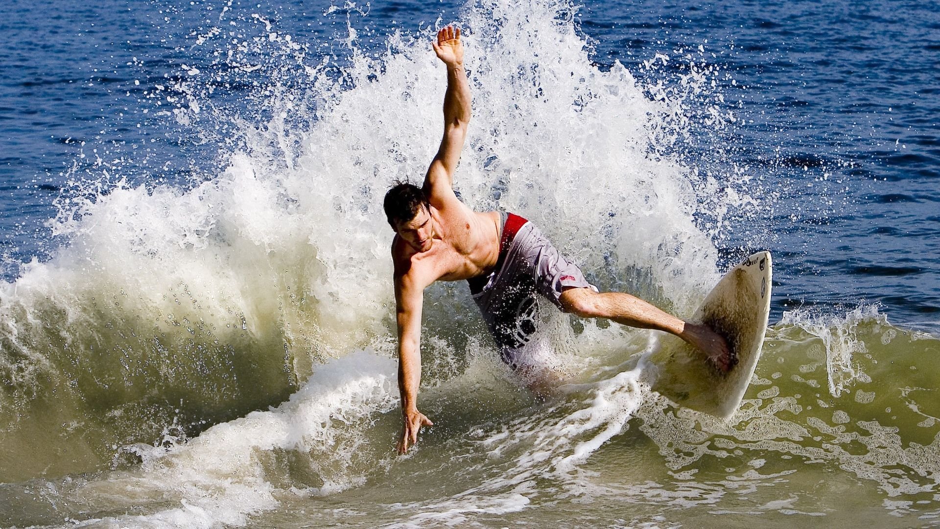 体育场上格局激烈，双方势均力敌拼尽全力，体育场场景